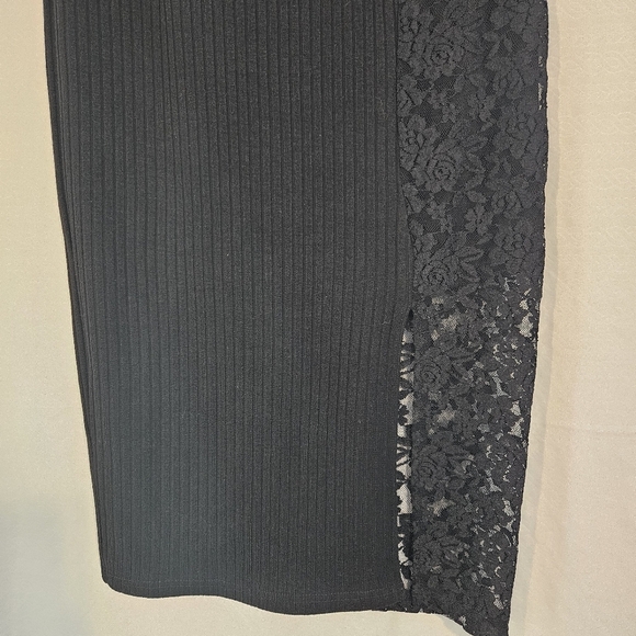 Plaid With Lace-Detail Midi Skirt.‎ - Picture 2 of 11